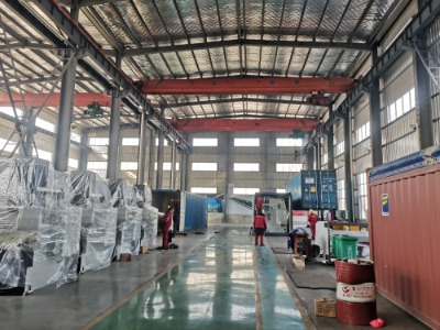 W jaki sposób ta duża maszyna do gięcia radzi sobie z kompensacją ukoronowania ugięcia na całej długości gięcia?